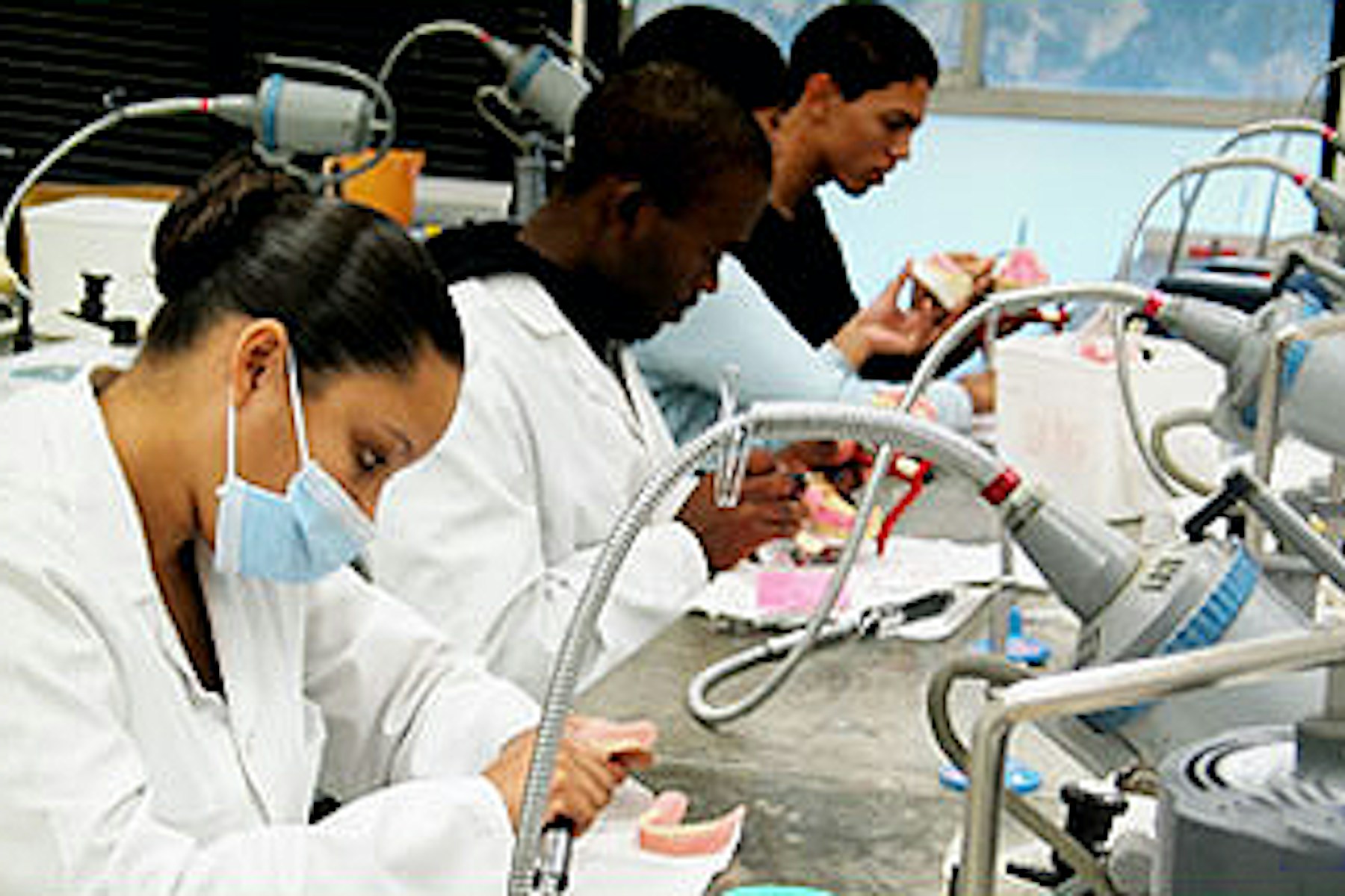Dental_students_in_a_lab_University_of_the_Western_Cape